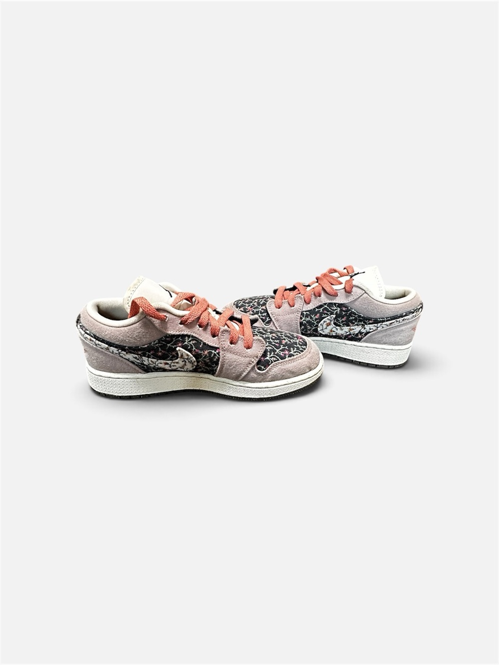 Nike Women’s Low-Top Sneakers in Pink and Coral Lace